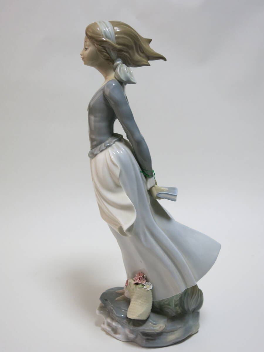 LLADRO・ リヤドロ 　★海のそよ風 　本を持つ女性　(陶器人形 ・オブジェ・高さ約35㎝）_画像5