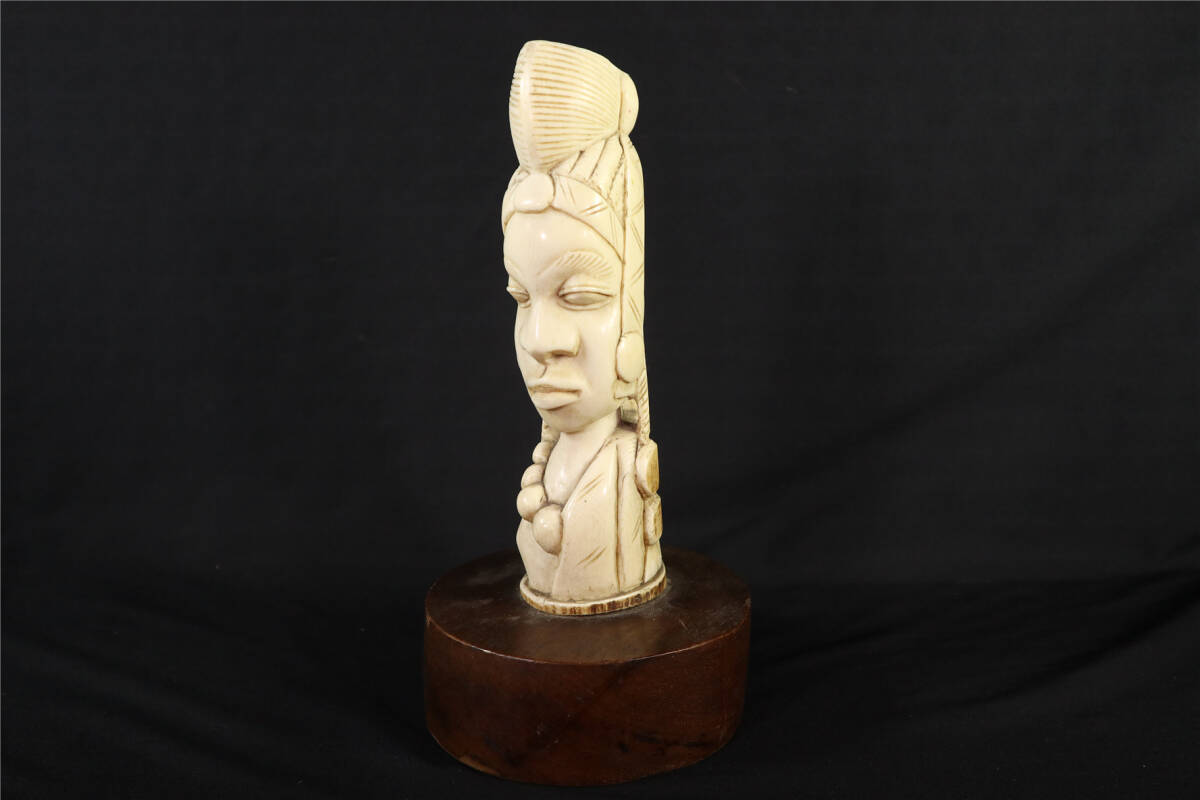 白材 天然素材 細密彫刻 アフリカ 人物 置物 細工彫刻 東洋彫刻 天然材質の画像1