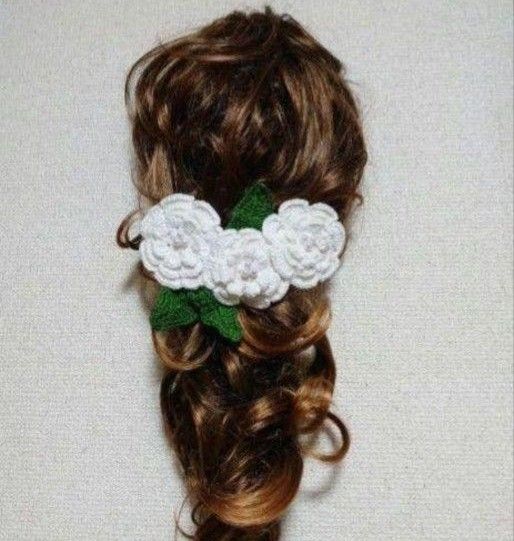 連なる白いお花のヘアアクセサリー バレッタ・ネックレス  チェーンつき　ジュンブライドに向けても