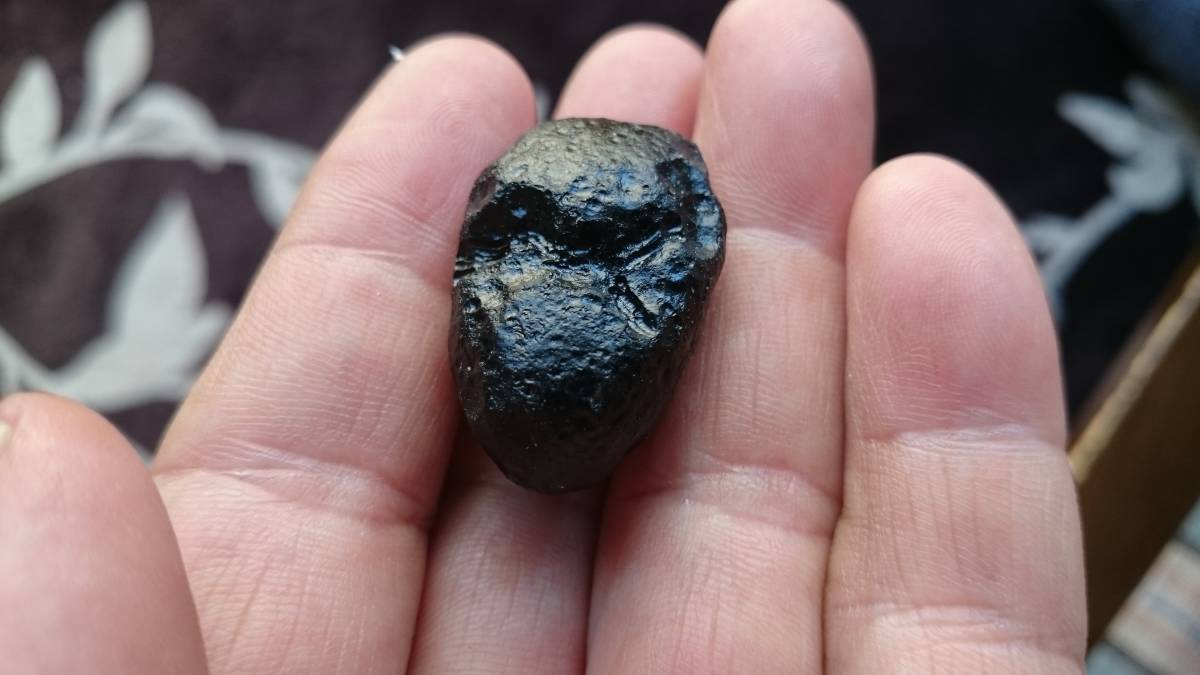 17ｇ 隕石 インドシナイト  ブラック テクタイト タイ 独自保証 。の画像1