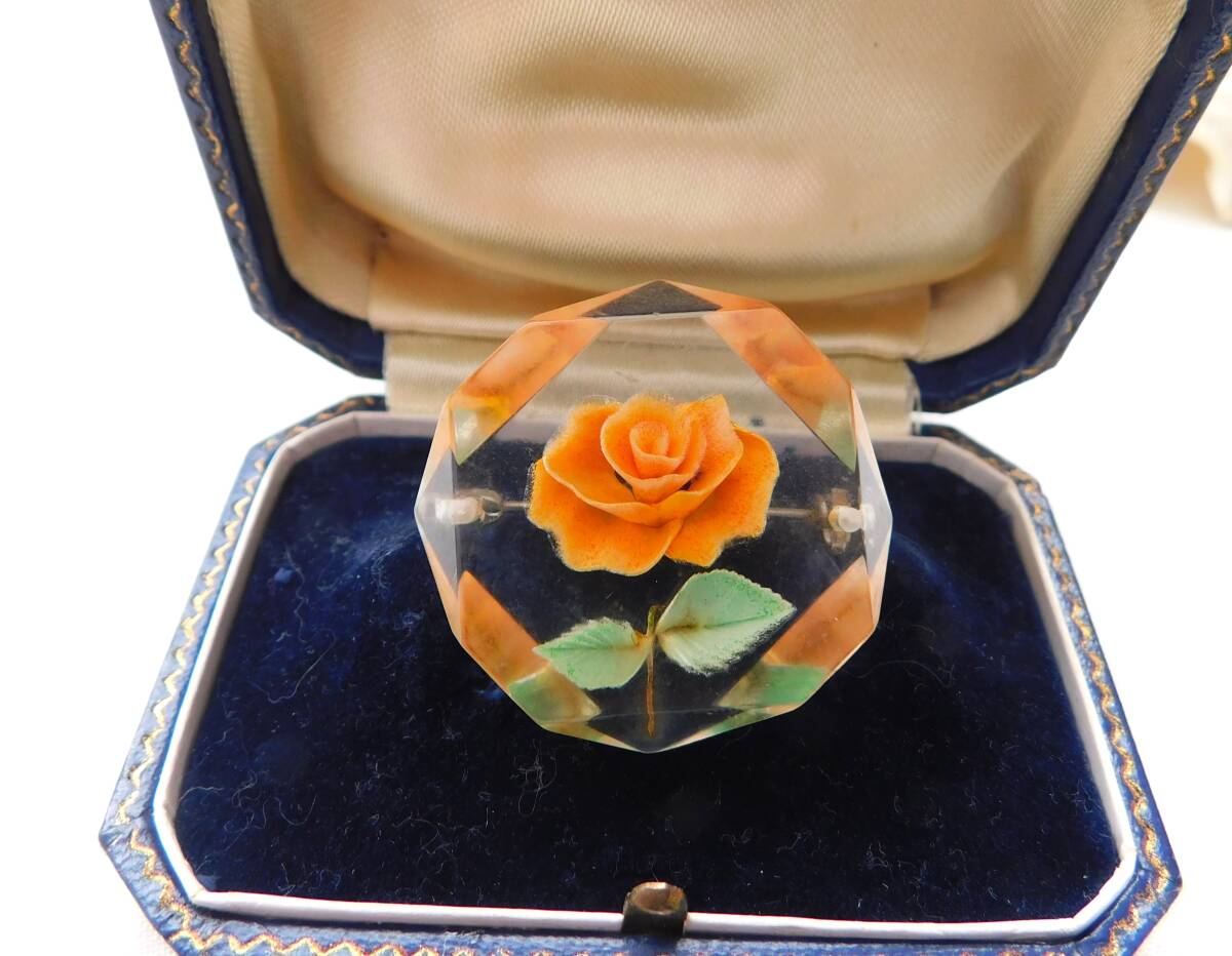ヴィンテージ オレンジ色のバラの花モチーフの透明感ある古い美しいインタリオブローチ 送料120の画像2