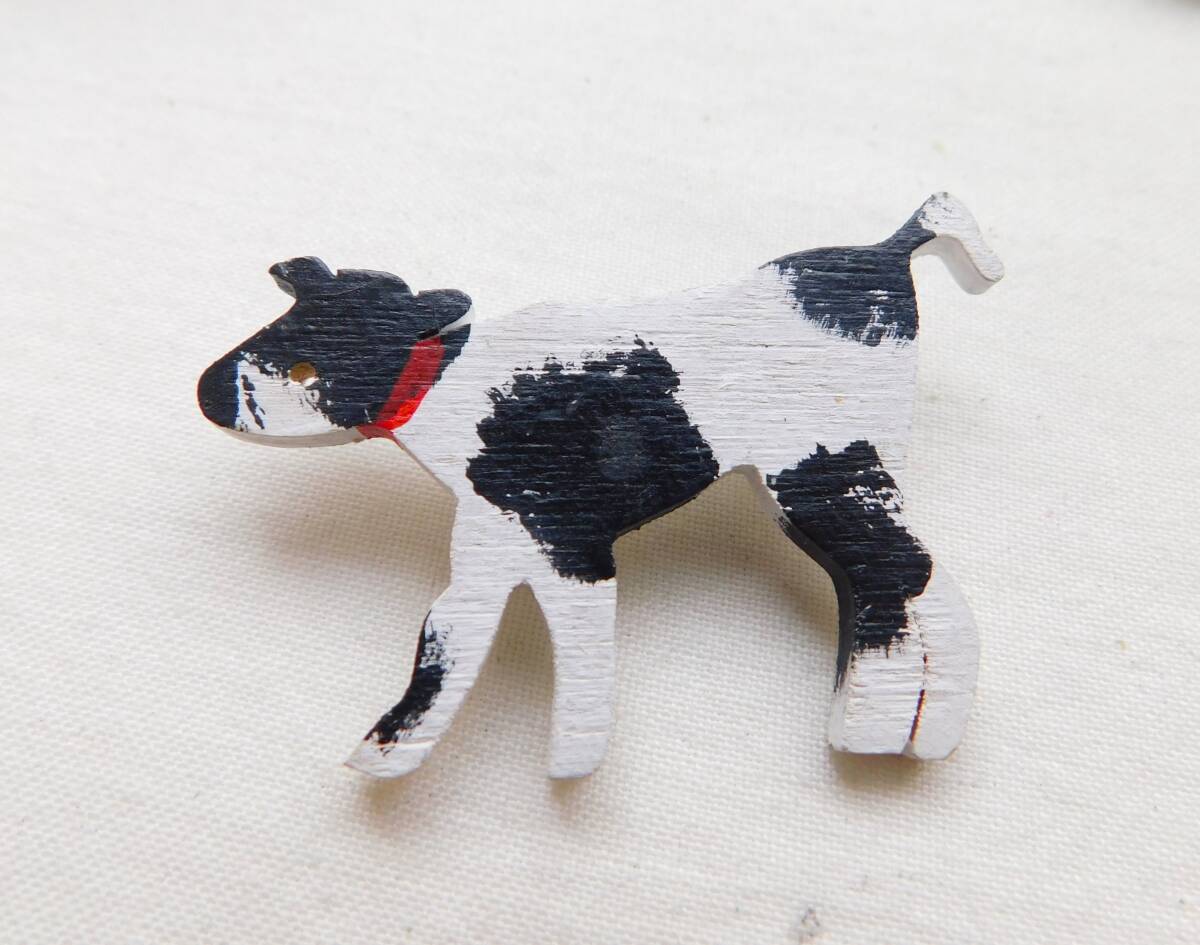  Vintage wooden. white . black. dog motif. old wonderful brooch beautiful goods postage 120