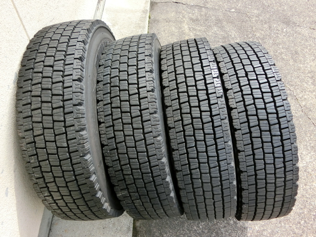 ★ 225/80R17.5 123/122L ★ 4本セット ★ DUNLOP ★ DECTES SP081 約14㎜　良品スタッドレス　4t　ユニック　225/80/17.5_画像1