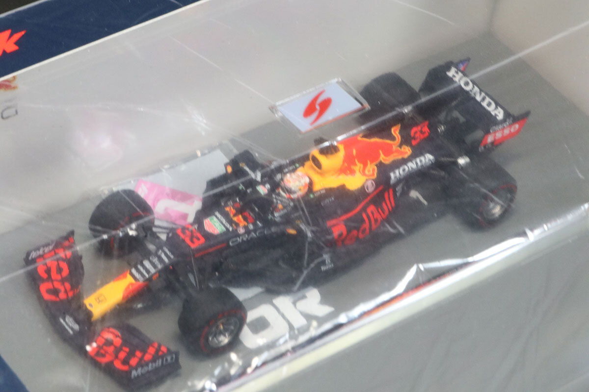 スパーク 1/43 レッドブル RB16B アブダビGP 2021 Winner M.フェルスタッペン ワールドチャンピオン ピットボード & No.1ボード付 S7862の画像4