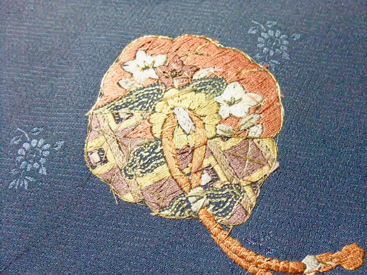 [佳]299)正絹数珠入れ ブルー暈しに日本刺繍の鏡裏文 念珠袋 ユーロ札入れ 念珠ケース ハンドメイド 着物リメイクの画像5
