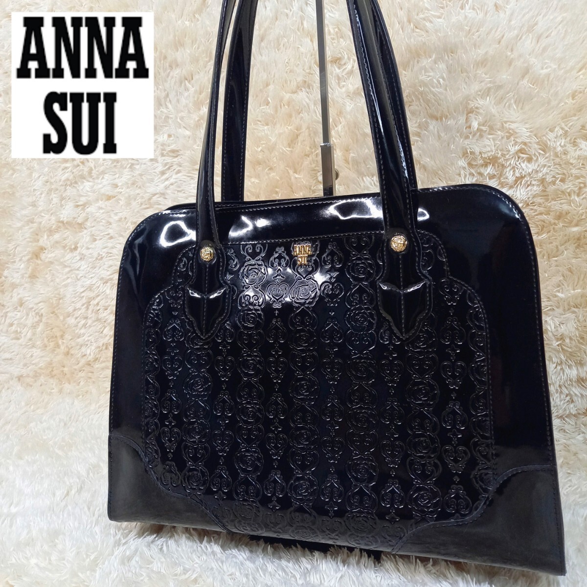 【美品】ANNA SUI アナスイ 薔薇 型押し　バラ トートバッグハンドバッグ ゴールド金具 A4収納 ペットボトル収納可能 エナメル 素材 黒_画像1