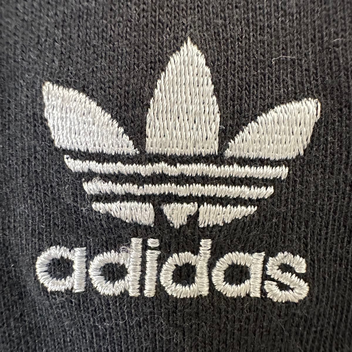 アディダスTシャツ　トレフォイル刺繍　adidasTシャツ 黒 シルバー アディダス Tシャツ 半袖Tシャツ adidas 古着