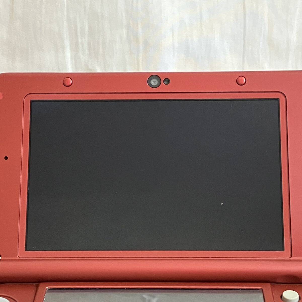 塗装剥がれあり【動作確認済み中古】Newニンテンドー3DS LL 本体「モンスターハンタークロス スペシャルパック」箱＆ソフト付き_上部液晶画面に点傷あり