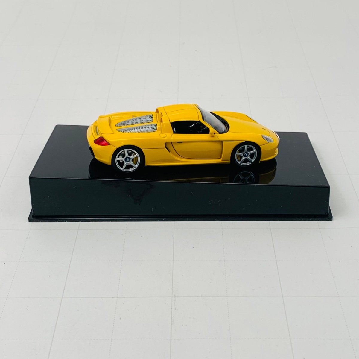 中古品 AUTOart オートアート 1/43 Porsche Carrera GT ポルシェ カレラ イエローの画像3