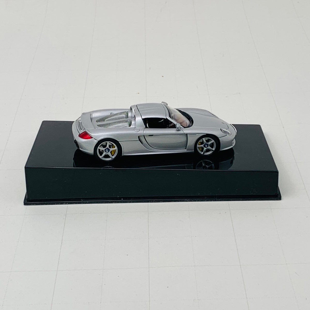 中古品 AUTOart オートアート 1/43 Porsche Carrera GT ポルシェ カレラ シルバー_画像3