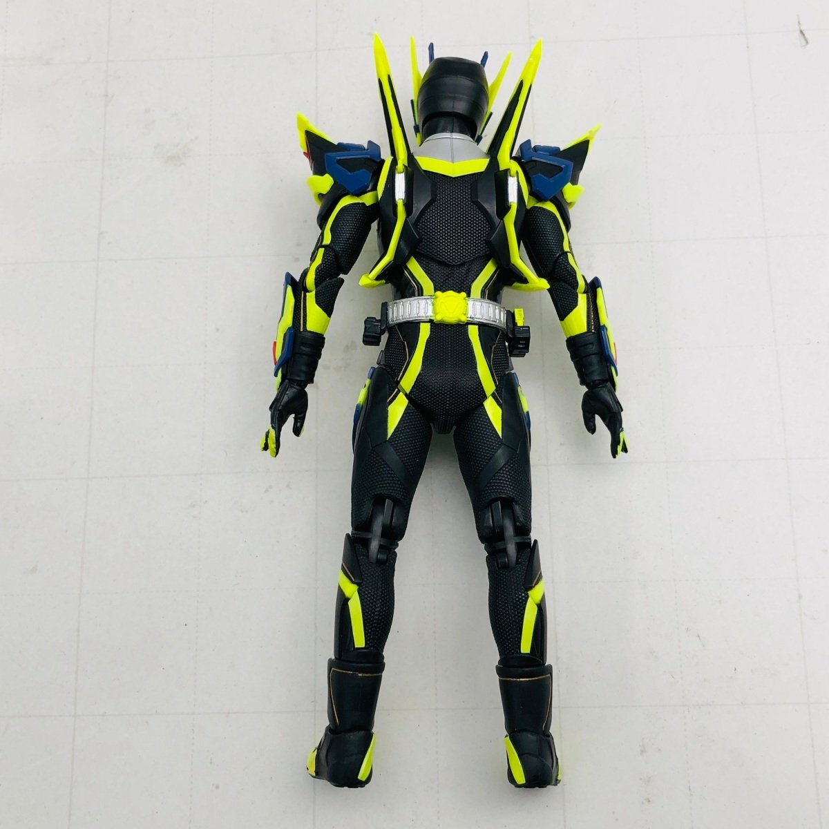 中古品 S.H.Figuarts フィギュアーツ 仮面ライダーゼロワン シャイニングアサルトホッパー_画像3