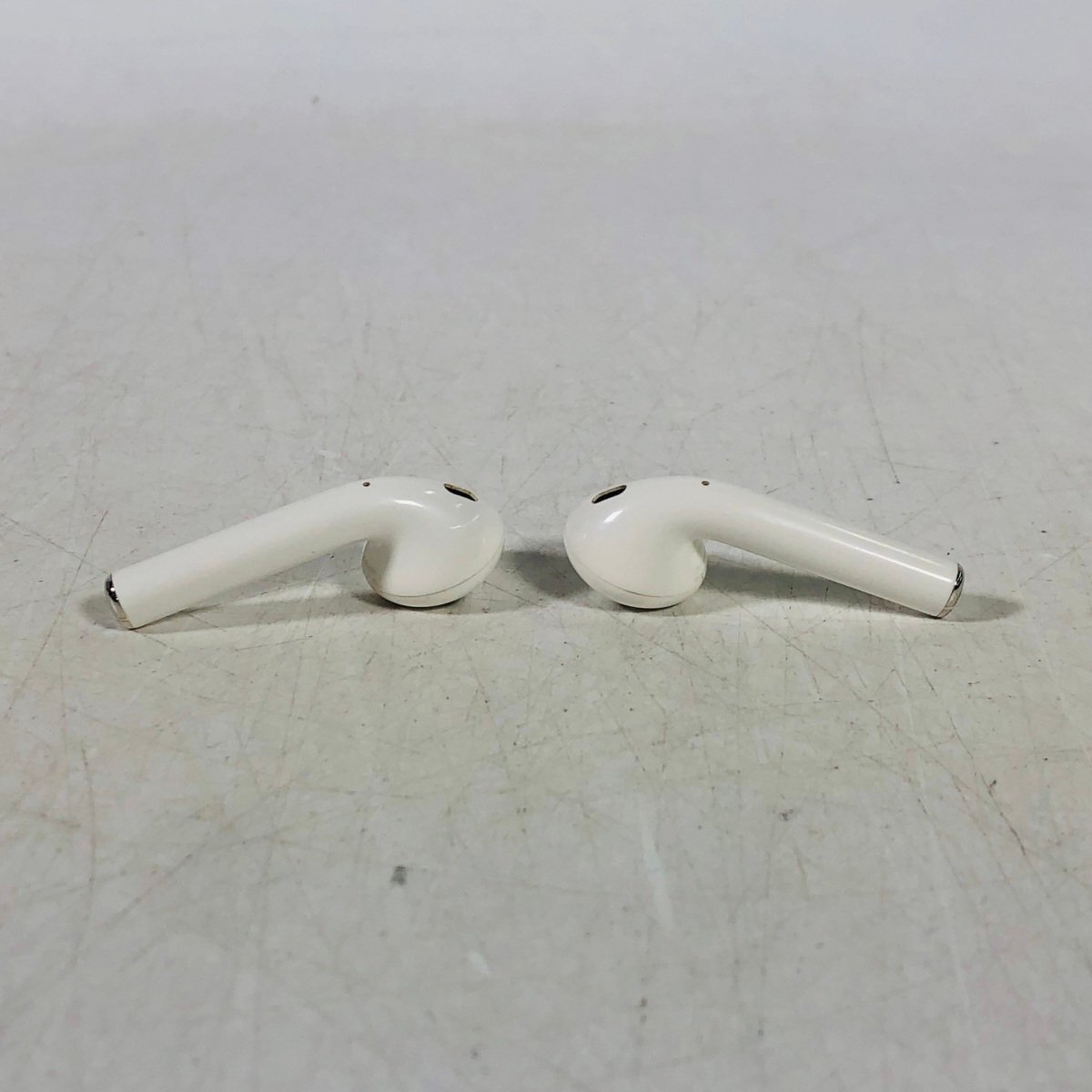 Apple AirPods with Charging Case MMEF2J/Aの画像3