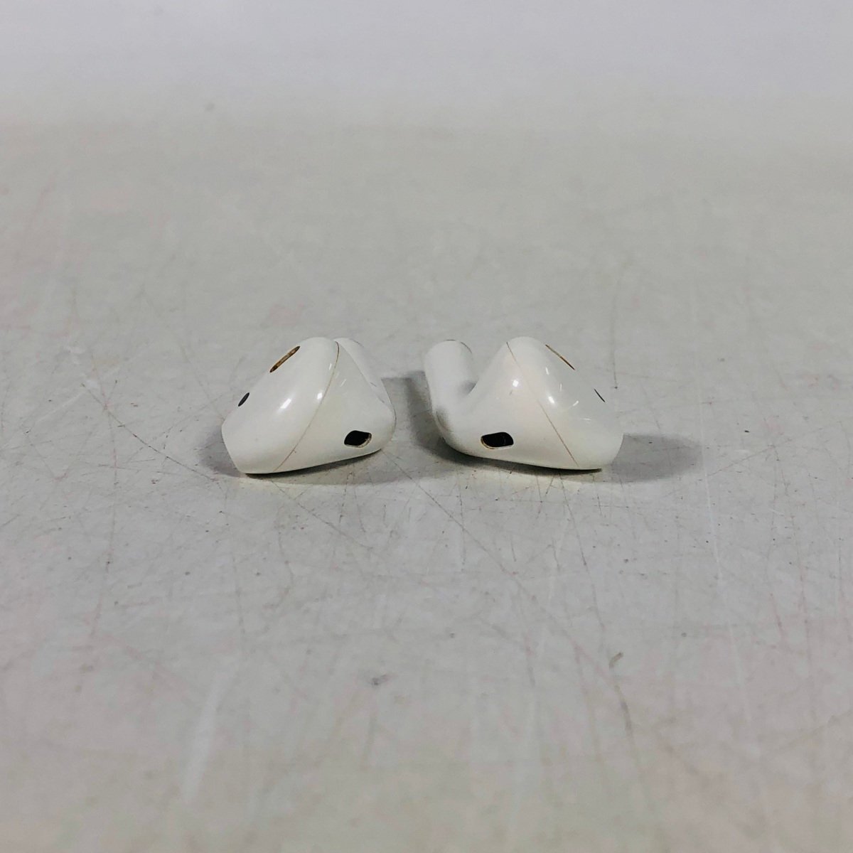 Apple AirPods with Charging Case MMEF2J/Aの画像4