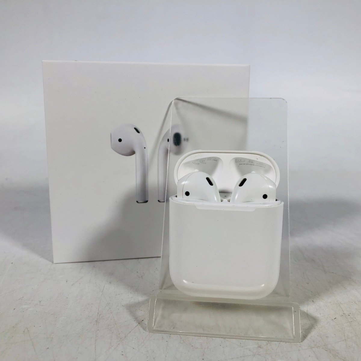 Apple AirPods with Charging Case MMEF2J/Aの画像1
