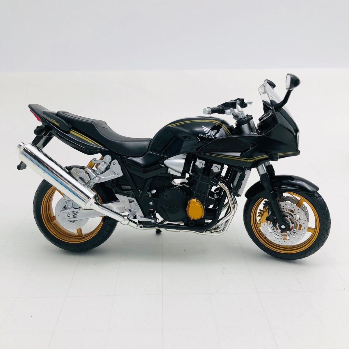 中古品 アオシマ 完成品バイクシリーズ 1/12 CB 1300 SUPER BOLD'OR ブラックの画像4