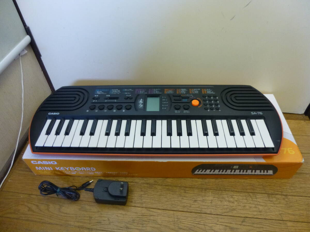 ◆中古 良品 CASIO SA-76 カシオ ミニ キーボード 代用ACアダプター付き 動作確認済み◆子供用 玩具 練習用にの画像1