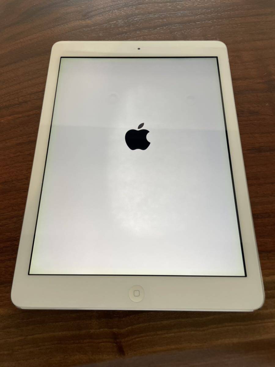 Apple iPad Air Wi-Fi (モデル: A1474)/ シルバー / 32GB / 本体のみ / ※画面表示に注意点有り(商品説明を必ずご確認ください)の画像1