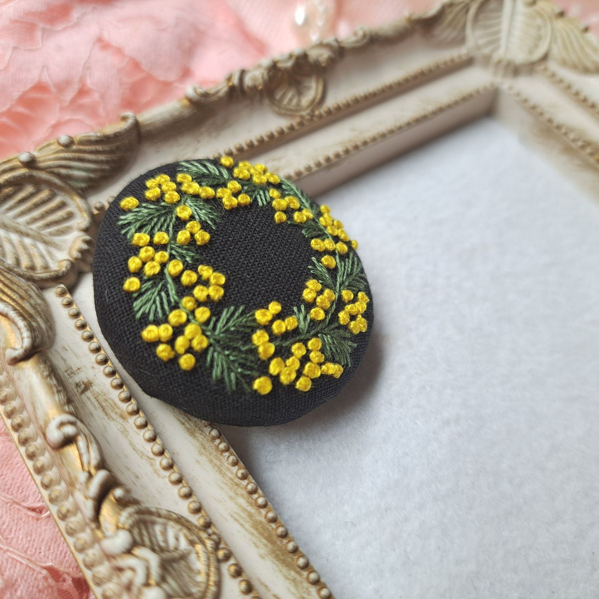 ミモザ　刺繍 ブローチ ハンドメイド