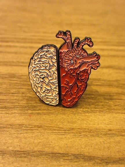 ピンバッチ　脳＆心臓セット　脳みそ　心臓　人体　人体シリーズ　ピンバッジ　２個セット_画像1