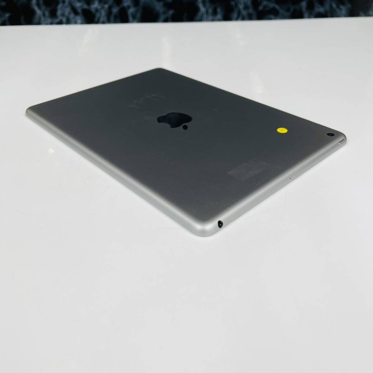 19 Apple Ipad 第5世代 32GB Wifi A1822の画像3