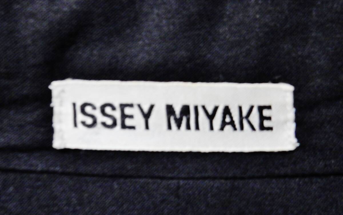 ISSEY MIYAKE／イッセイミヤケ 黒色・製品染め ストレッチ感のあるジャケット ナイロン・ポリ素材 Lサイズ ダメージのないUSEDの画像4