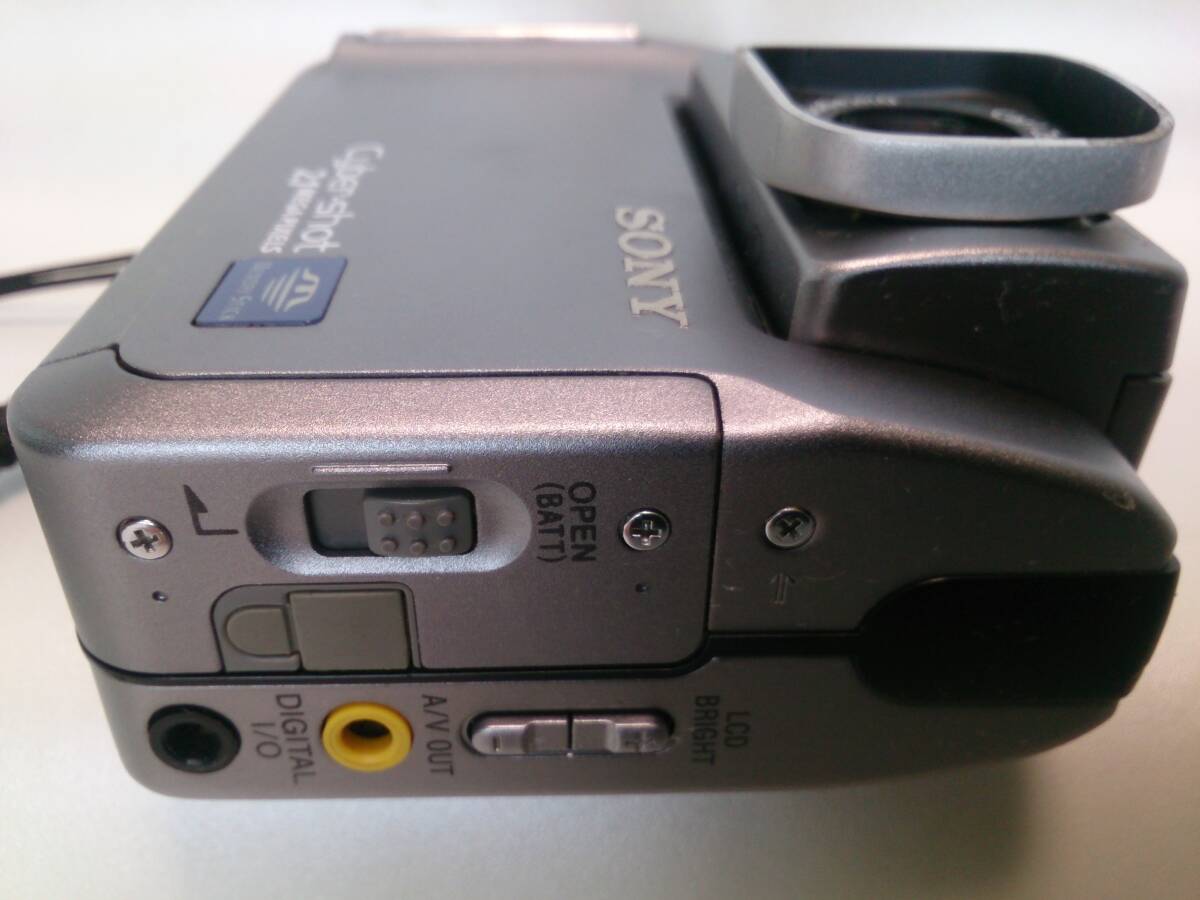SONY・Cyber-shot2.1MEGA PIXELS・DSC-F55・本体にバッテリー4個付き・動作未確認のためジャンク品の画像6