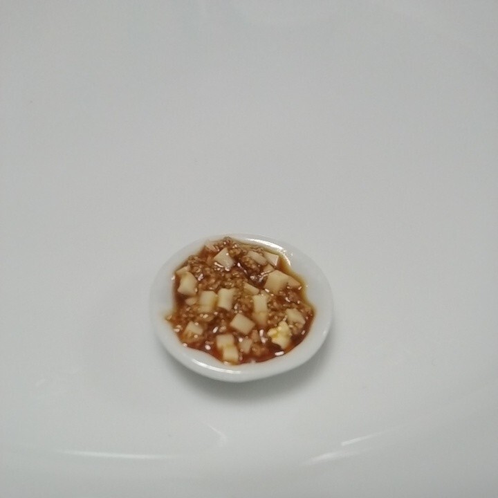 ミニチュアフード 麻婆豆腐 (直径2.5cm) の画像1