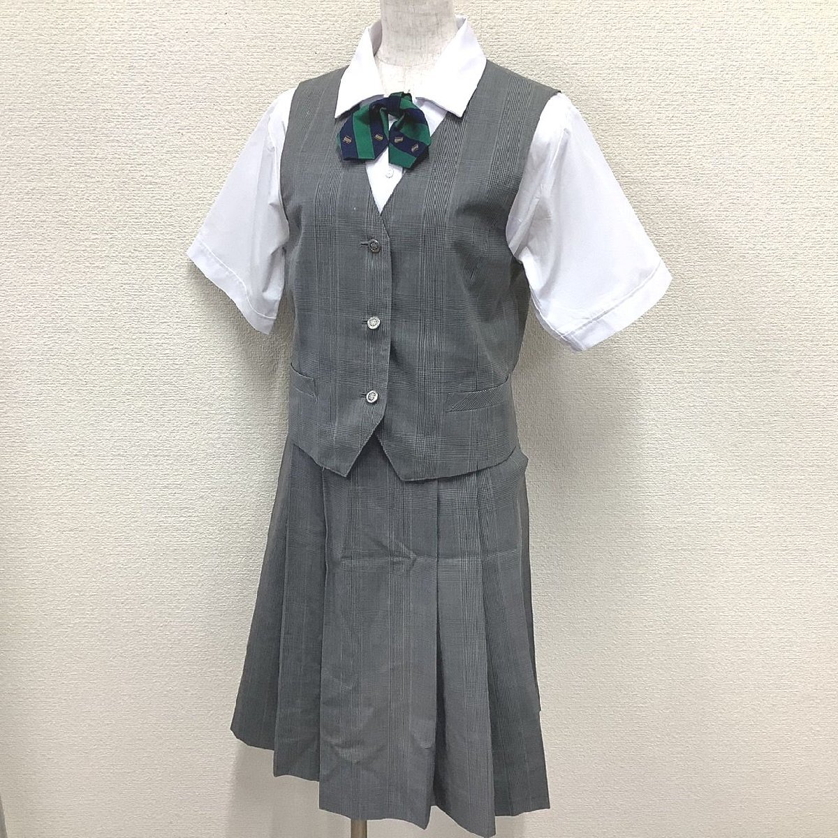 I531/L (中古)埼玉県 新座市立第三中学校 女子制服4点 /指定品/5/W66/丈57/夏ベスト/夏スカート/ブラウス/チェック柄/夏服/高校/卒業生品_画像1