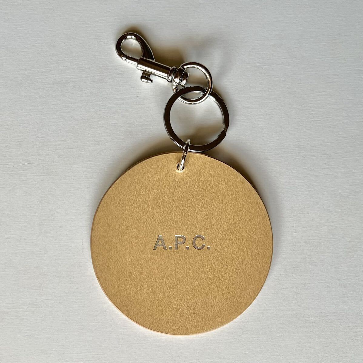 新品 未使用 A.P.C. 牛革 レザー キーホルダー ベージュ ライトブラウン チャーム ロゴ キーリング アクセサリー APC アーペーセー @b130_画像2