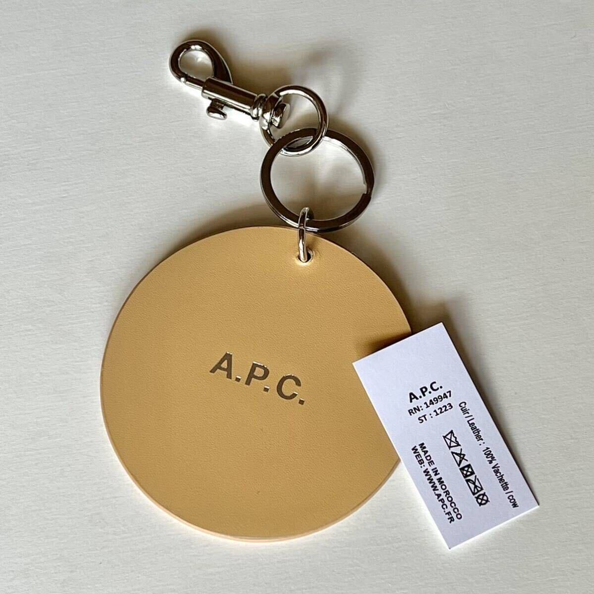 新品 未使用 A.P.C. 牛革 レザー キーホルダー ベージュ ライトブラウン チャーム ロゴ キーリング アクセサリー APC アーペーセー @b130_画像1