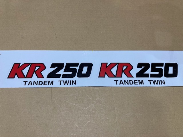 KAWASAKI（カワサキ）　KR250　ステッカー　2枚入り新品　サイドカバー等に！！　大変希少品です！！　長7.7×幅5.2cm_画像2