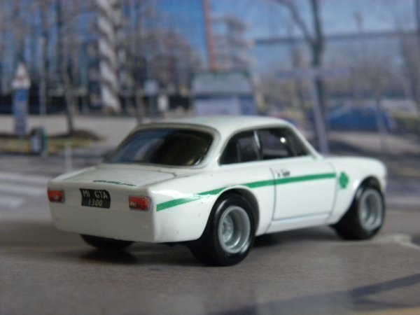 即決☆☆ルース アルファロメオ ジュリア スプリント GTA ALFA ROMEO SPRINT メタルシャーシ リアルライダー プレミアムモデルの画像3