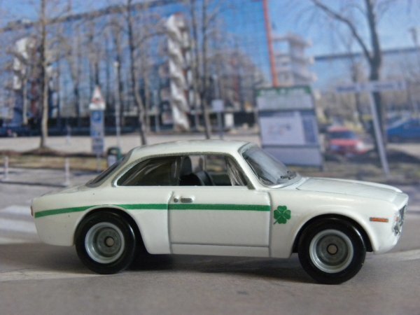 即決☆☆ルース アルファロメオ ジュリア スプリント GTA ALFA ROMEO SPRINT メタルシャーシ　リアルライダー　プレミアムモデル_画像2