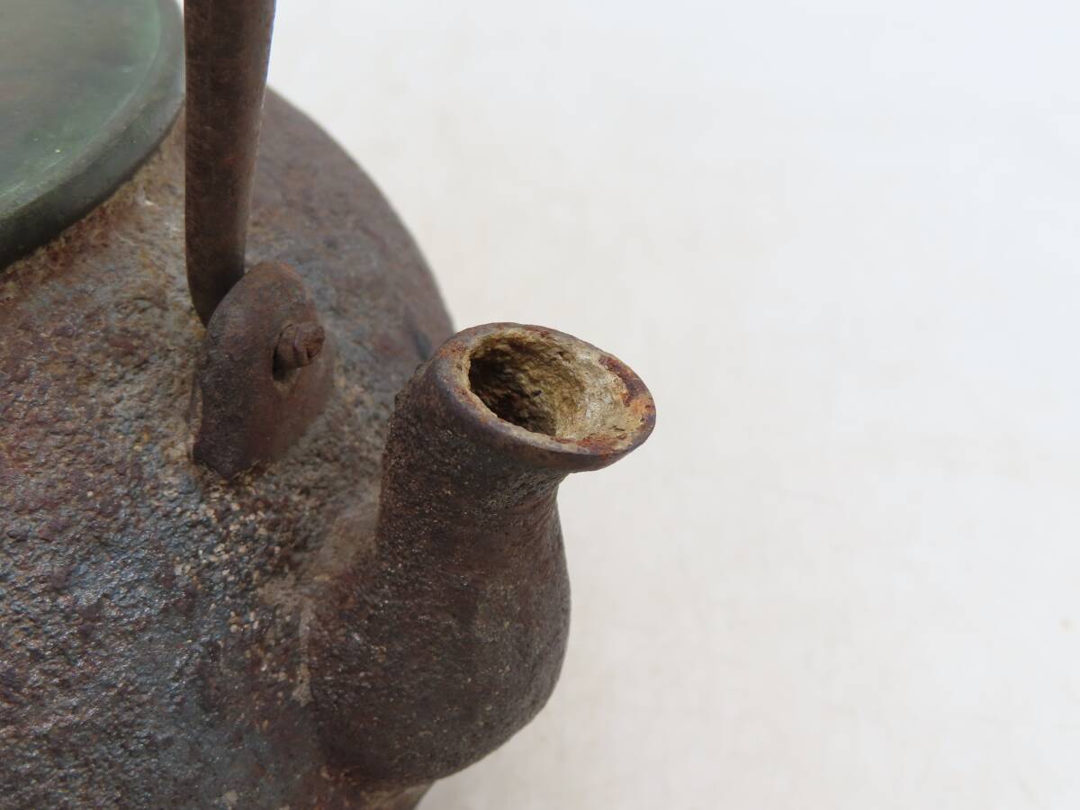 K6070 光玉堂 造 鉄瓶 在銘 刻印 急須 湯沸かし 鉄壺 鉄器 金属工芸 茶道具 時代物 古美術 NG04の画像10