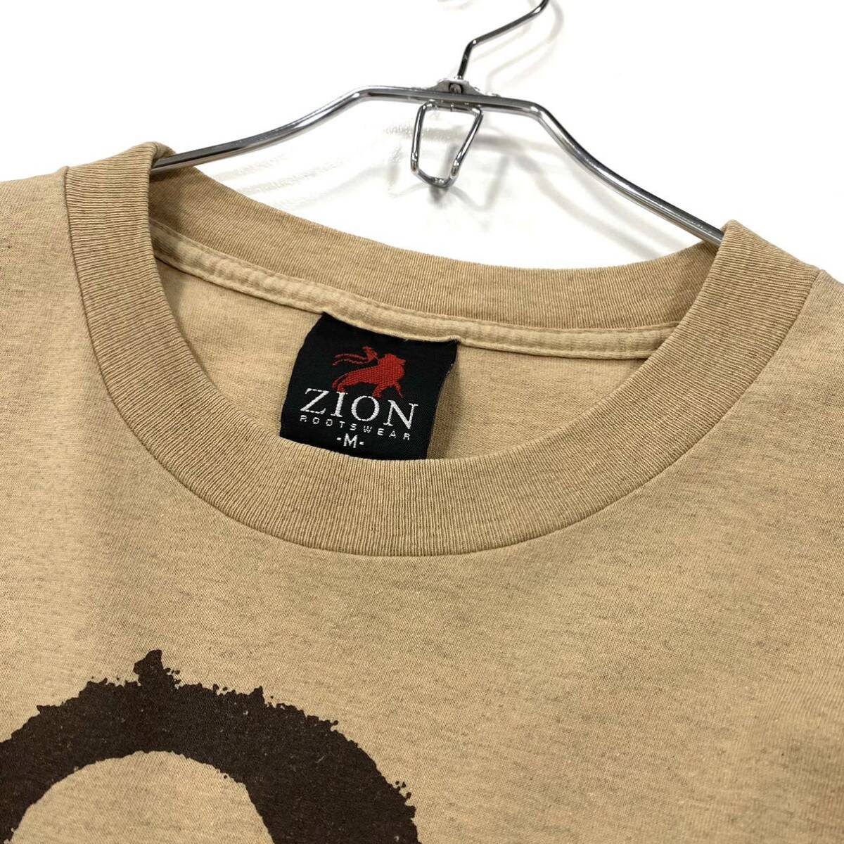 00's古着 ZION ROOTSWEAR(ザイオンルームウェア)半袖Tシャツ プリントロゴ ボブマーリー メンズM ベージュ系 コピーライト2003の画像4