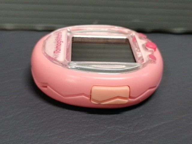 送料無料 たまごっちスマート コーラルピンク 専用バンド充電ケーブル付 BANDAI Tamagotchi smart たまごっち