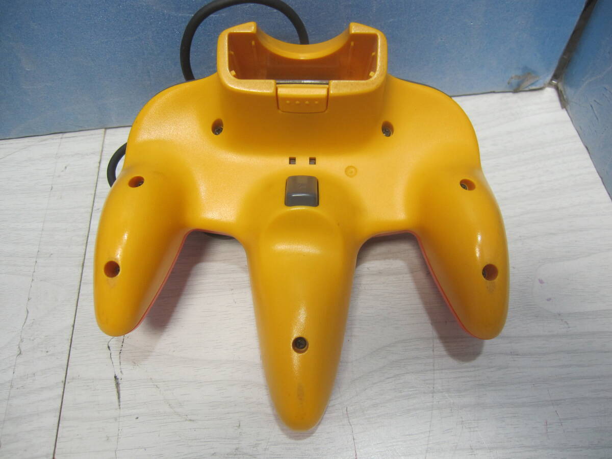 Nintendo 家庭用ゲーム機 NINTENDO64 ピカチュウ/オレンジ 周辺機材、ソフト付 現状渡中古品 管K023の画像6