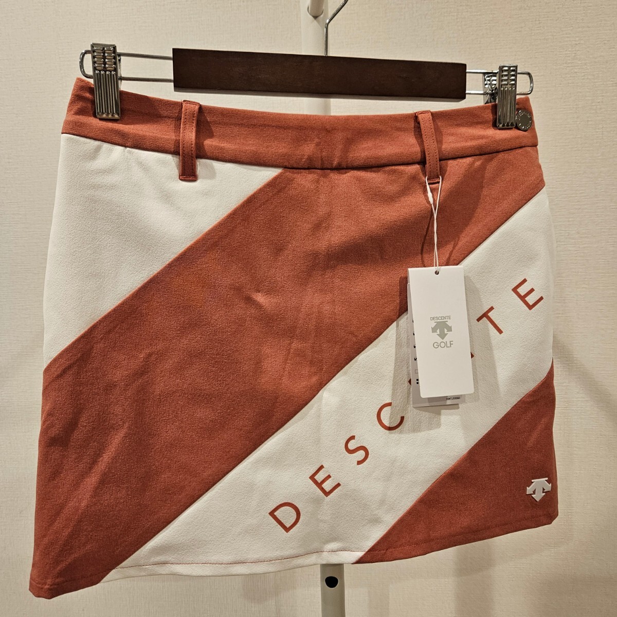 【送料無料】新品未使用 DESCENTE GOLF デサントゴルフ Sサイズ スカート ゴルフウェア インナー付の画像1