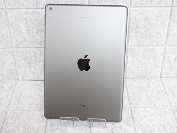 【中古】iPad 10.2インチ 第7世代 Wi-Fi 32GB スペースグレイ MW742J/A 2019年秋モデル 本体 刻印有り(PCA1149-4)の画像2
