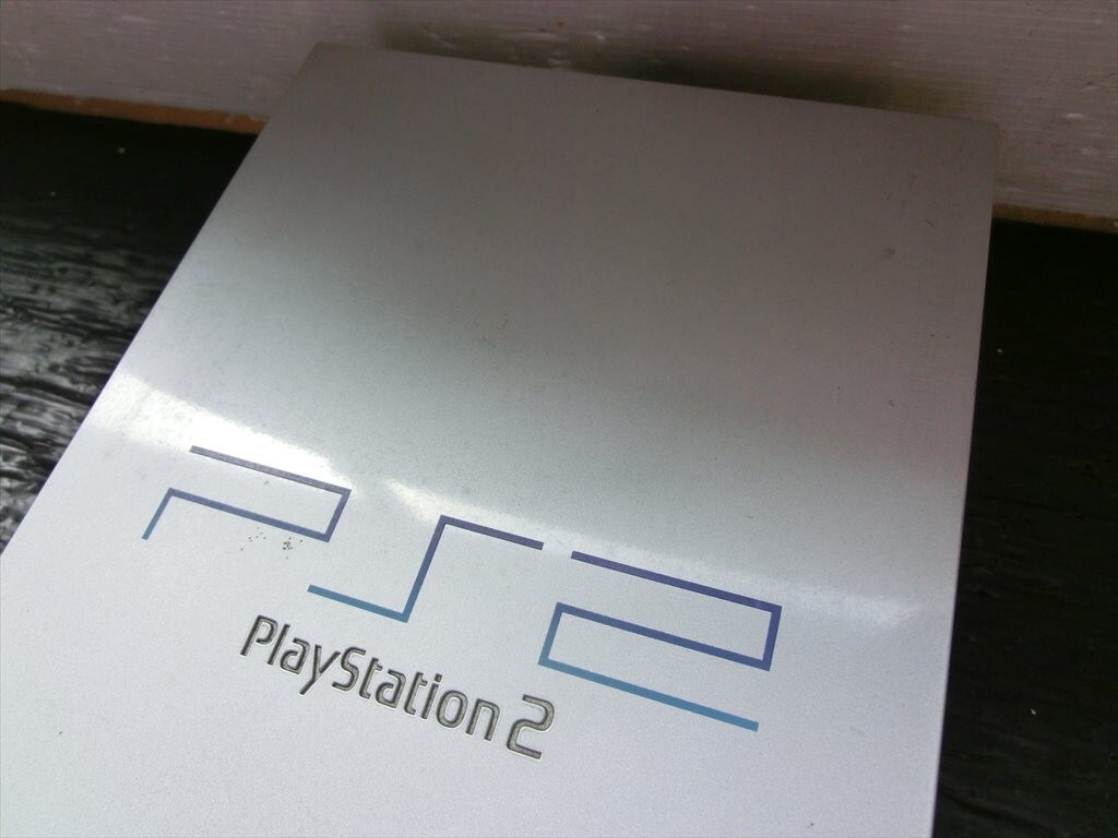 T【V3-99】【100サイズ】PS2 プレイステーション2 本体セット/ソフト付/通電可/ジャンク扱い/※傷・汚れ・ディスクケース割れ有_画像6