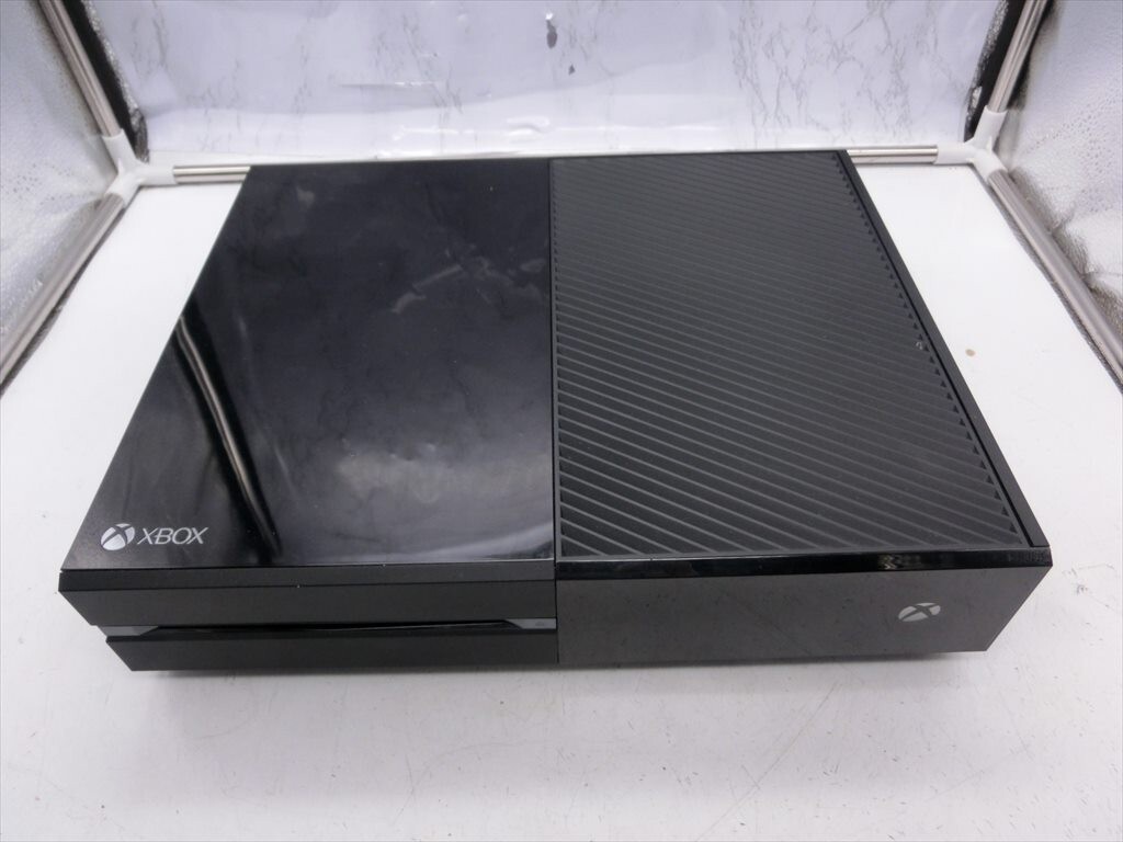T【3ほ-89】【100サイズ】Mircosoft　Xbox One　Model1540/コントローラー付き/通電可/ジャンク扱い/※傷、汚れ、外箱にイタミあり_画像3