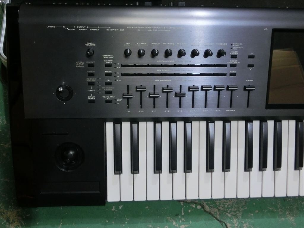 T【3ほ-63】【220サイズ】KORG KRONOS-61 61鍵キーボードシンセサイザー/通電可/動作未確認_画像4