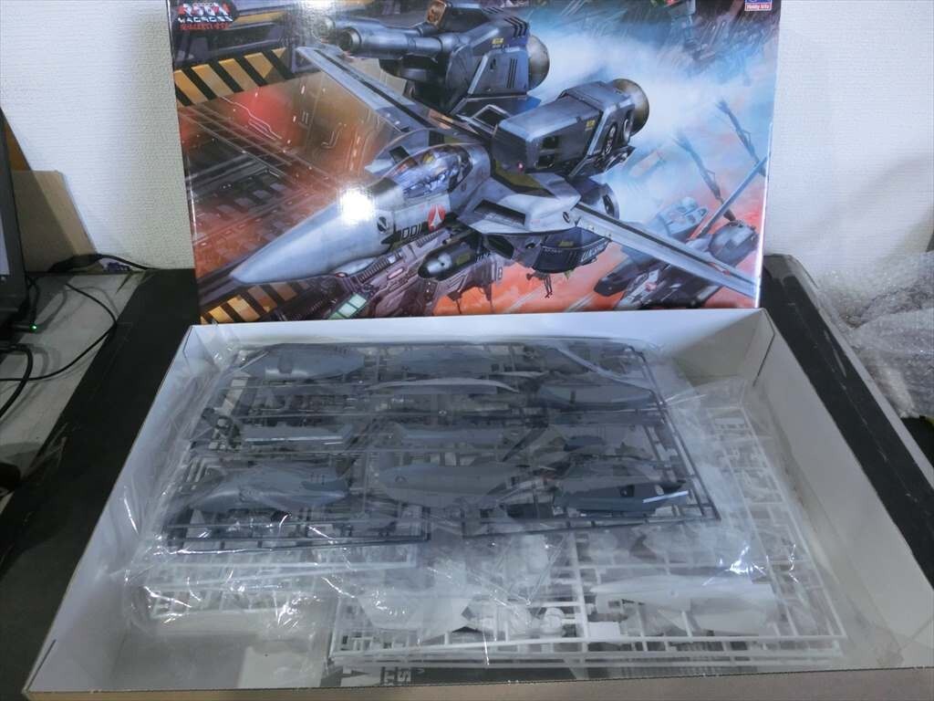 T【C4-44】【100サイズ】内袋未開封/未組立/超時空要塞マクロス/VF-1S/A ストライク スーパーバルキリー スカル小隊/※外箱傷み有の画像3