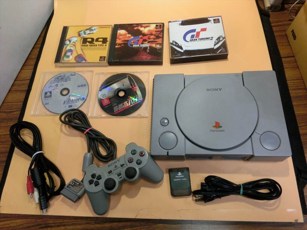 T【ラ4-51】【80サイズ】▲PS1 プレイステーション1 本体セット/ソフト付/ゲーム機/通電可/ジャンク扱い/※傷・汚れ有_画像1