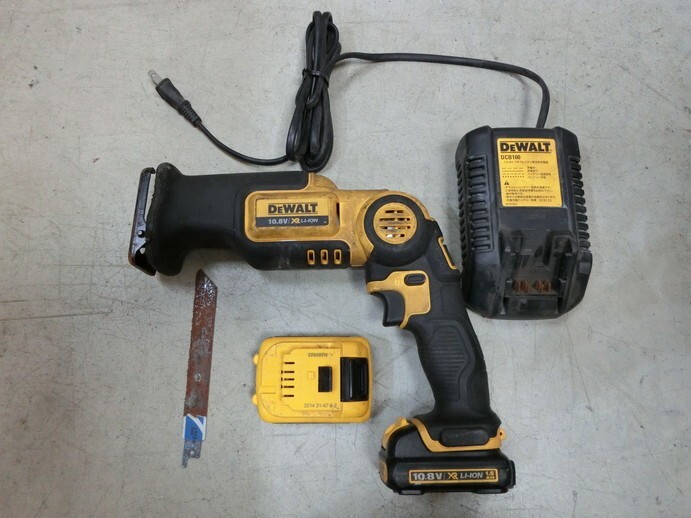 T【ヨ4-64】【100サイズ】DeWALT デウォルト 電動レシプロソー DCS310 電動工具/ジャンク扱い/※商品説明必読の画像1