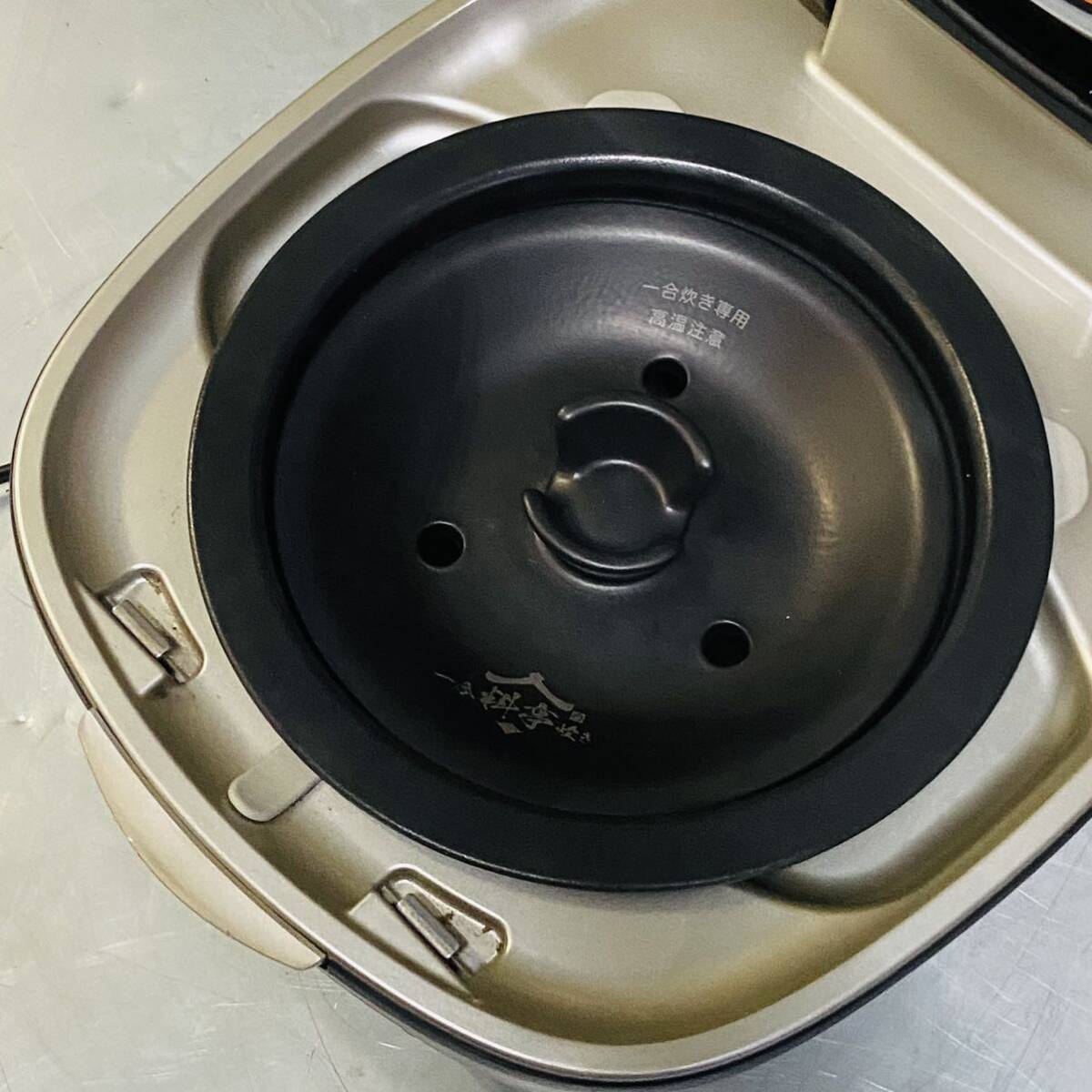 TIGER タイガー JPL-S100 KT 土鍋圧力IHジャー炊飯器 炊飯器 5.5合 中古電源確認済みの画像3