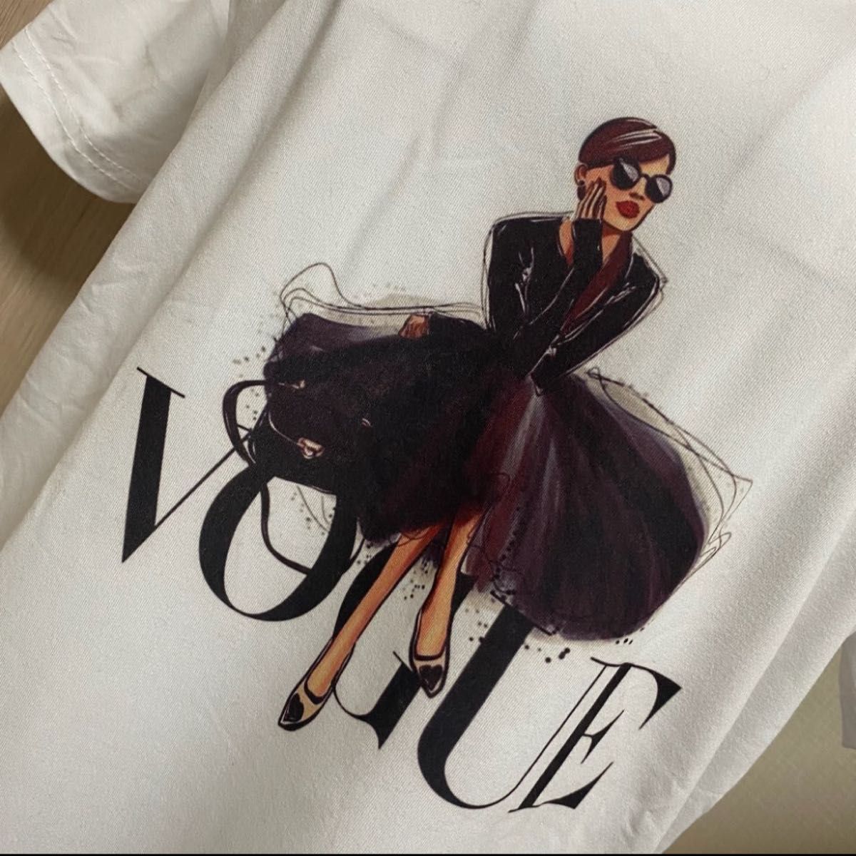 VOGUE ロゴTシャツ　可愛いプリント Tシャツ　SNS人気　海外セレブ 白 Lサイズ　半袖Tシャツ　レディース　ガールズ  