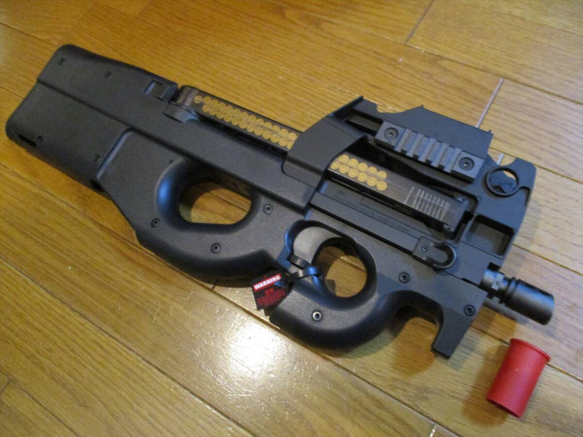  last month buy, new same beautiful goods * Tokyo Marui P90 electric gun 
