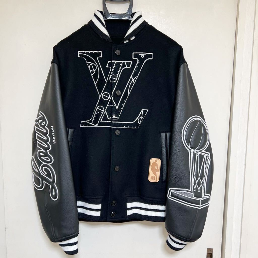 【未使用品】LOUIS VUITTON ルイヴィトン NBA バーシティ ジャケット スタジャン ブルゾン RM212M MJY HLL02E size 50_画像1