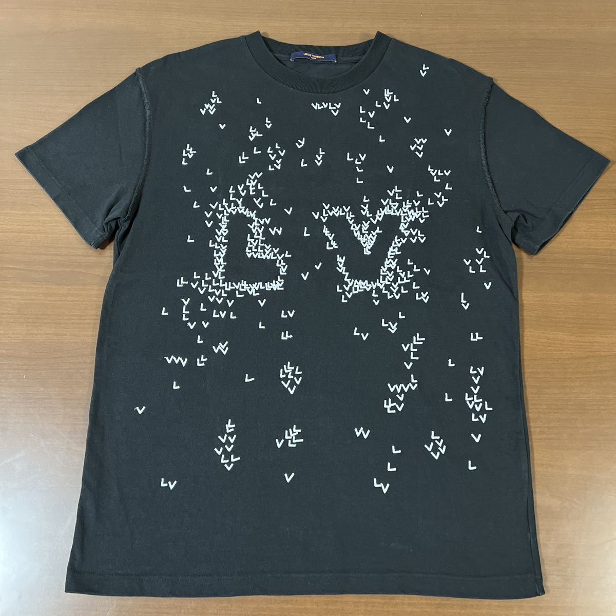 【美品】LOUIS VUITTON ルイヴィトン LV スプレッドエンブロイダリー Tシャツ size Ｍ ブラックの画像2